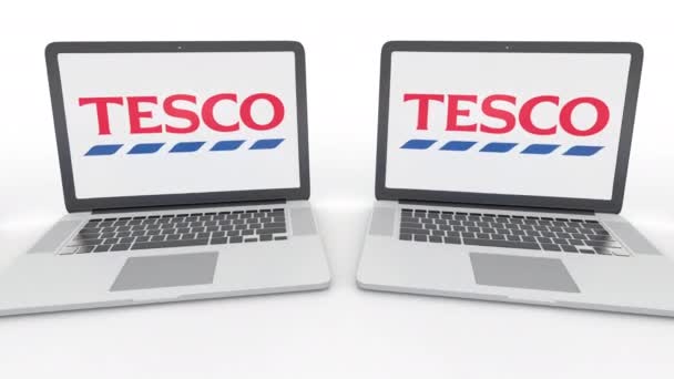 Anteckningsböcker med Tesco-logotypen på skärmen. Dator teknik konceptuella redaktionella 4k klipp, sömlös loop — Stockvideo