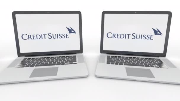 Anteckningsböcker med Credit Suisse Group-logotypen på skärmen. Dator teknik konceptuella redaktionella 4k klipp, sömlös loop — Stockvideo