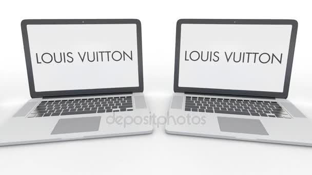 Louis Vuitton logo üstünde belgili tanımlık perde ile dizüstü bilgisayar. Bilgisayar teknolojisi kavramsal editoryal 4k klip, sorunsuz döngü — Stok video