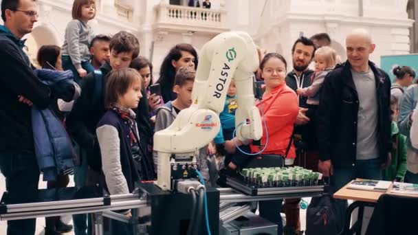 WARSAW, POLOGNE - 4 MARS 2017. Les visiteurs regardant le bras robotisé échouent. Vidéo 4K — Video