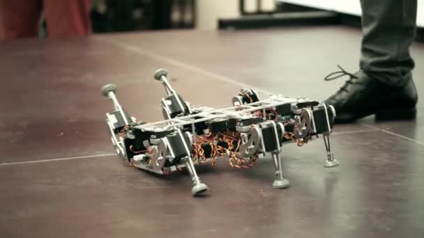 Uomo calci rotto camminare robot fai da te. 4K tiro — Video Stock