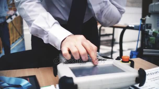 Engenheiro de robótica usa computador touchscreen industrial. 4K tiro — Vídeo de Stock