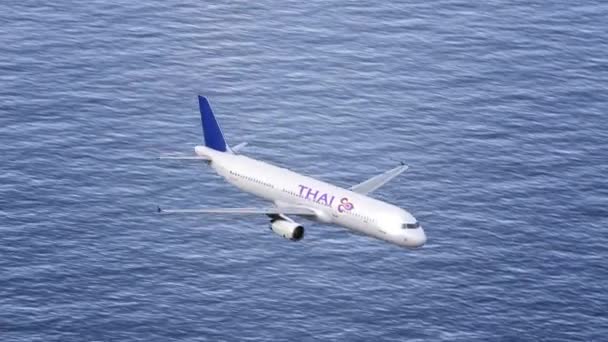 Самолет Thai Airlines, летящий над морем. Консервативный назидательный 4K-клип — стоковое видео