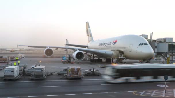 Самолет Malaysia Airlines A380 эксплуатируется в аэропорту. Концептуальная редакционная обойма — стоковое видео