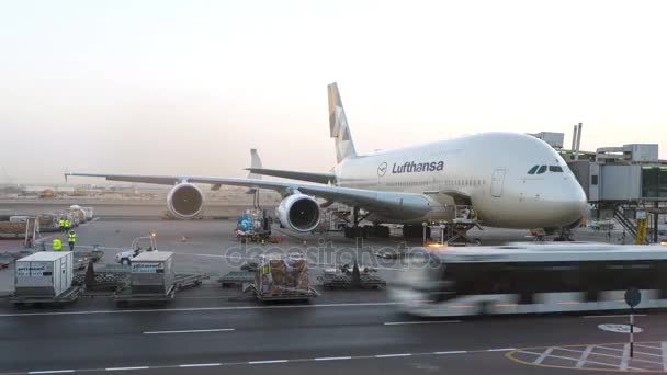 Lufthansa A380 flygplan upprätthålls på flygplatsen. Konceptuell redaktionella 4 k tid förflutit klipp — Stockvideo