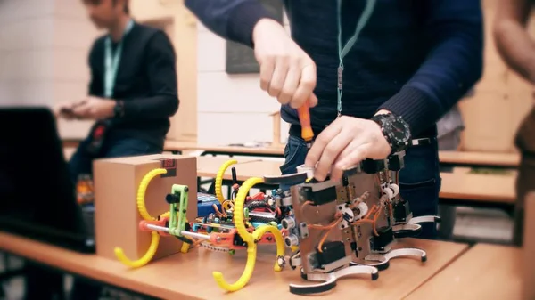 Jeune homme réparer robot bricolage — Photo