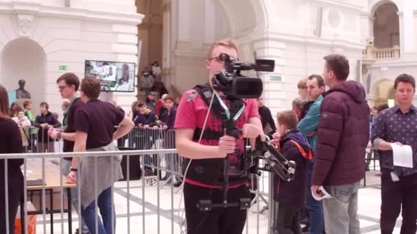 WARSAW, POLONIA - MARZO, 4 de marzo de 2017. Operador Steadicam en el trabajo. Clip 4K — Vídeos de Stock