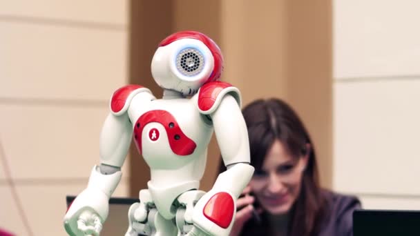 Warsaw, Polen - maart, 4, 2017. Grappige robot op robotica show. 4k video — Stockvideo