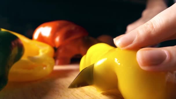 Kobieta cięcia soczysty żółty słodki pieprz. Zdrowe jedzenie koncepcja. 4 k film w zwolnionym tempie — Wideo stockowe