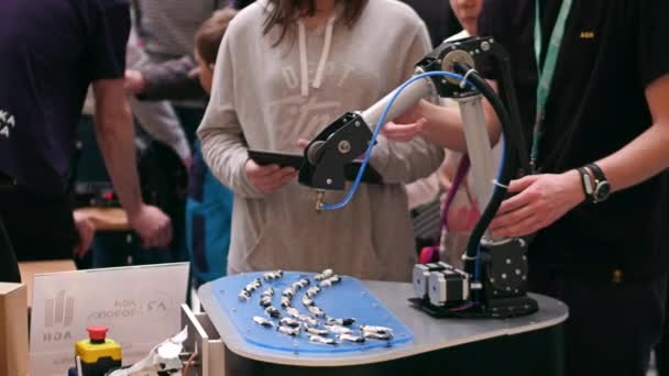 GARANTIA, POLÓNIA - MARÇO, 4, 2017. Engenheiro demonstra operação de braço robótico para uma menina. Vídeo 4K — Vídeo de Stock