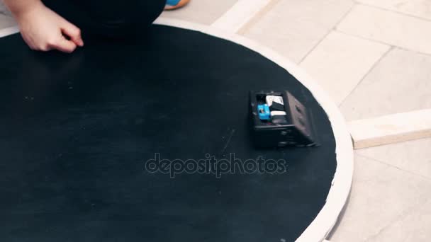 Pequeno robô DIY com rodas detecta objetos à frente na arena de competição. Vídeo 4K — Vídeo de Stock