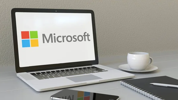 노트북 화면에 Microsoft 로고와 함께입니다. 현대 직장 개념 편집 3d 렌더링 — 스톡 사진