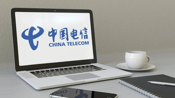 中国テレコムのロゴ画面とノート パソコン。現代の職場概念編集 3 d レンダリング — ストック写真