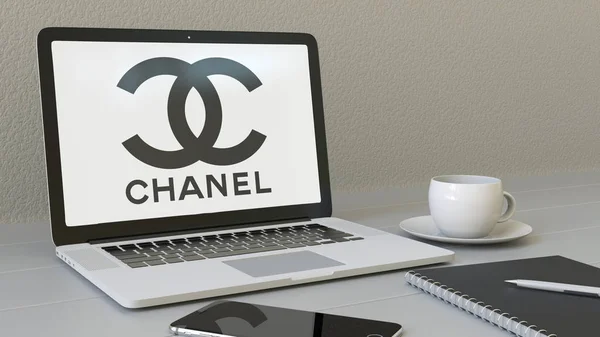 Portatile con logo Chanel sullo schermo. Moderno ambiente di lavoro concettuale editoriale rendering 3D — Foto Stock