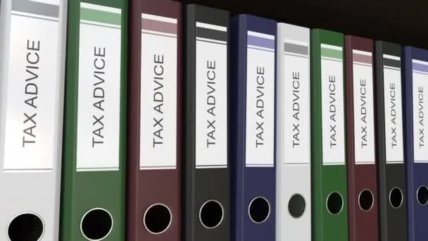 Линия многоцветных офисных папок с бирками налоговых консультаций. Клип 4K без шнурков — стоковое видео