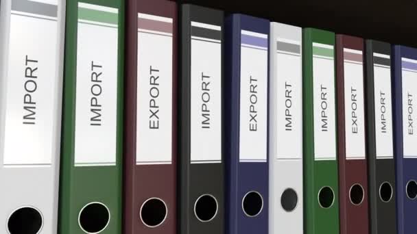 Линия многоцветных офисных папок с метками Импорт и Экспорт. Клип 4K без шнурков — стоковое видео