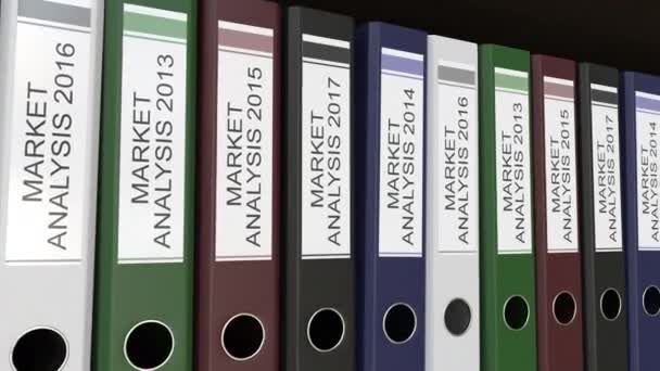 Línea de aglutinantes de oficina multicolor con etiquetas de análisis de mercado, diferentes años. Clip de bucle sin costura 4K — Vídeos de Stock