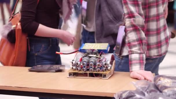 GARANTIA, POLÓNIA - MARÇO, 4, 2017. Robô DIY e participantes da feira de robótica. Vídeo 4K — Vídeo de Stock