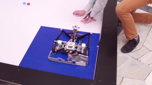 WARSAW, POLONIA - MARZO, 4 de marzo de 2017. Robot de bricolaje y joven participante de la competencia de robótica. Disparo 4K — Vídeos de Stock