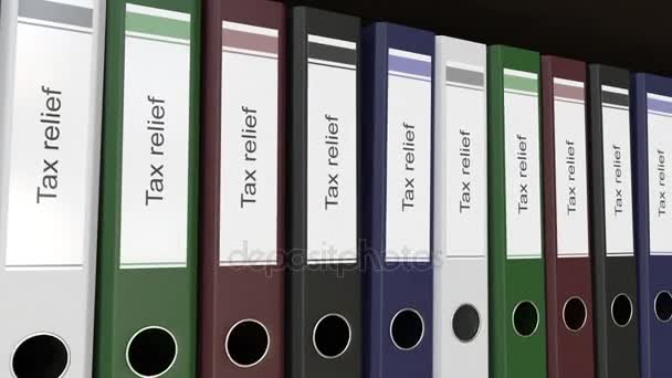 Ligne de classeurs de bureau multicolores avec étiquettes d'allégement fiscal. Clip boucle sans couture 4K — Video
