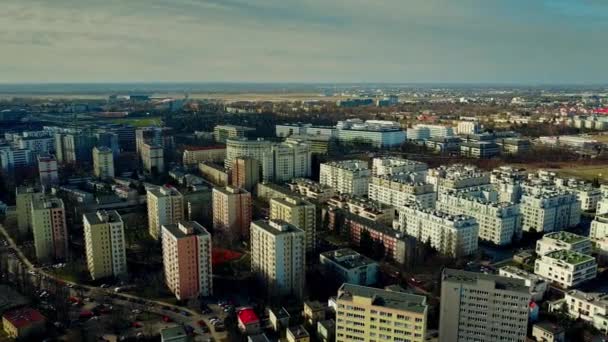 Vue aérienne du quartier résidentiel de Varsovie et de l'aéroport lointain de Chopin le jour ensoleillé du printemps, en Pologne. Vidéo 4K — Video