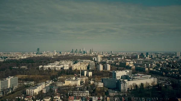 Vista aérea de los suburbios de Varsovia y el horizonte distante de la ciudad en el soleado día de primavera, Polonia — Foto de Stock