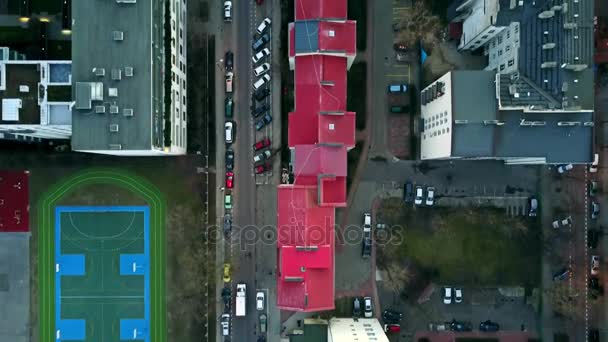 Luchtfoto camera na witte bestelwagen rijden in de straat, bovenaan weergave. Moderne stedelijke woonwijk. 4k video — Stockvideo