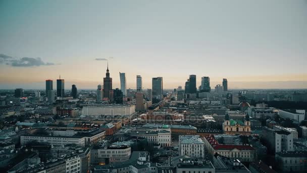 Om antenn skott av Warsaw downtown i kvällen, Polen. 4k-video — Stockvideo