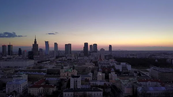 Foto aérea del centro de Varsovia por la noche, Polonia — Foto de Stock