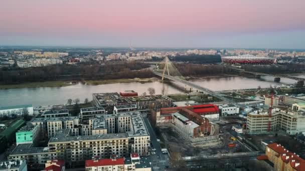 Аэросъемка Вислы, научного центра Коперника, кабельного моста Святого Креста и арены PGE Narodowego в Варшаве, Польша. 4K видео — стоковое видео