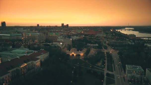 Tiro aéreo de rio de Vístula e edifícios de Varsóvia de tarde, a Polônia. Céu de pôr-do-sol laranja. Vídeo 4K — Vídeo de Stock