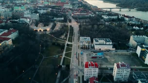 Anténa od řeky Visly a Varšava budov a řízení červené auto — Stock video