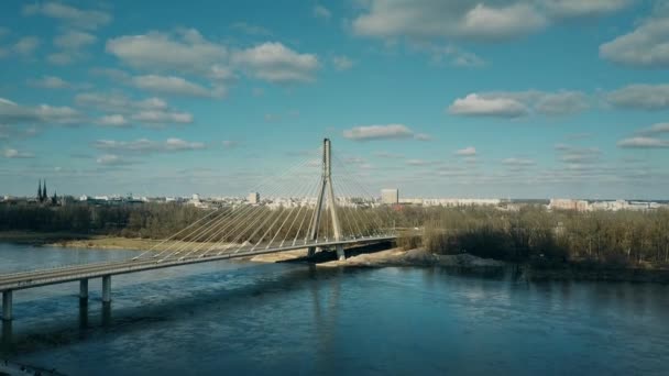 Stijgende luchtfoto van de Vistula Rivier dijk en Holy Cross kabel brug in Warschau, Polen. 4k video — Stockvideo