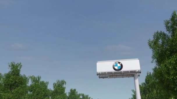 Rijden richting reclame billboard met Bmw-logo. Redactionele 3d rendering van 4 k-clip — Stockvideo