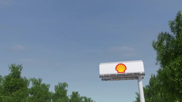 Mengemudi menuju papan iklan dengan logo Shell Oil Company. Penyuntingan 3D rendering klip 4K — Stok Video