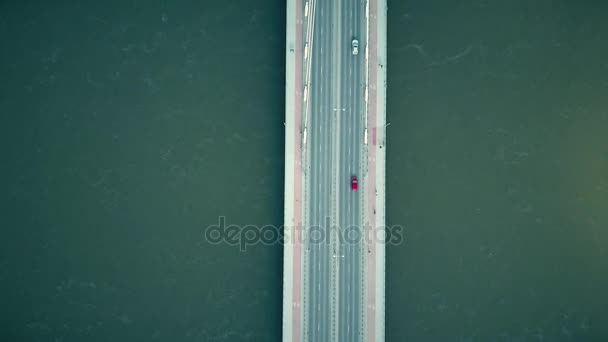 Tiro aéreo da ponte de cabo com pedestres, bicicletas e carros que cruzam o rio, vista superior. Clipe 4K — Vídeo de Stock