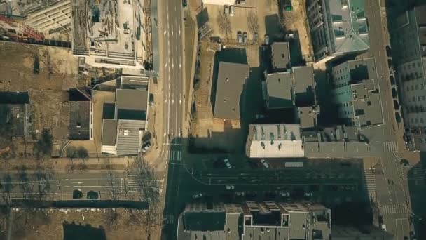 Аэросъемка кранов на городской стройплощадке, вид сверху. 4K видео — стоковое видео