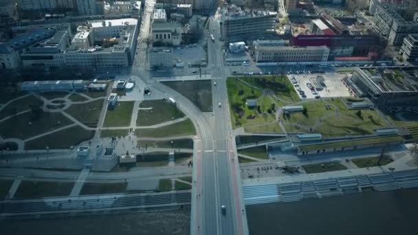 Antenn luta skott av Vistula floden vallen och avlägsna Warszawa centrum. 4k-video — Stockvideo