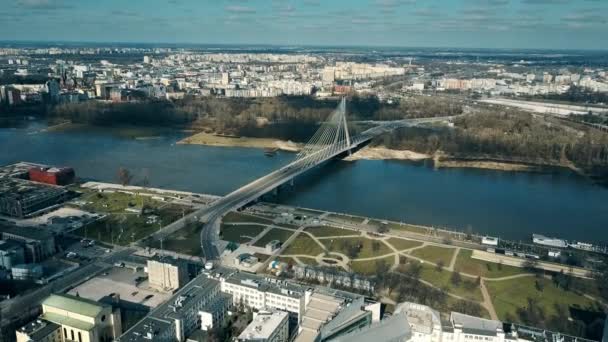 Luchtfoto van de Vistula Rivier dijk en Holy Cross kabel brug in Warschau, Polen. 4 k-clip — Stockvideo