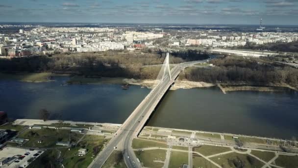 Luchtfoto van de Vistula rivier en kabel brug in Warschau, Polen. 4 k-clip — Stockvideo