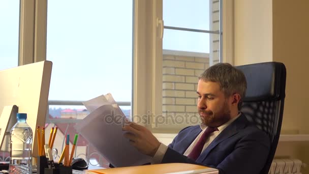 Frustrato uomo d'affari barbuto buttando carta commerciale accartocciato via — Video Stock