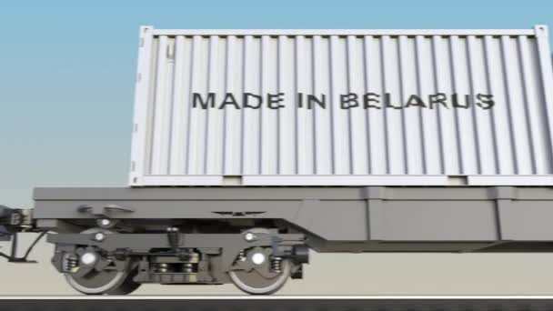 Tren de carga en movimiento y contenedores con subtítulos MADE IN BELARUS. Transporte ferroviario. Clip 4K de bucle sin costura — Vídeos de Stock