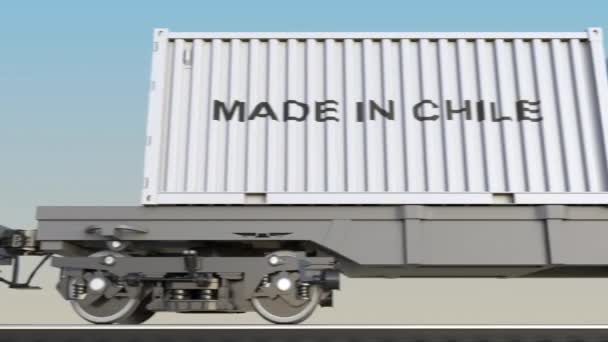 Tren de carga en movimiento y contenedores con leyenda MADE IN CHILE. Transporte ferroviario. Clip 4K de bucle sin costura — Vídeo de stock