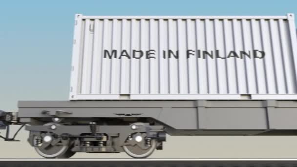 Train de marchandises et conteneurs en mouvement avec légende MADE IN FINLAND. Transport ferroviaire. Boucle sans couture clip 4K — Video