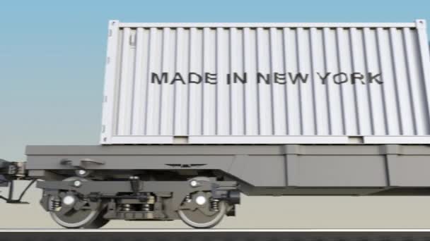 Transporte de trem de carga e contêineres com legenda MADE IN NEW YORK. Transporte ferroviário. Loop sem costura 4K clip — Vídeo de Stock