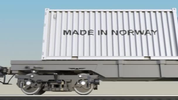 Train de marchandises et conteneurs en mouvement avec légende MADE IN NORWAY. Transport ferroviaire. Boucle sans couture clip 4K — Video