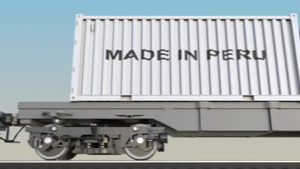 Train de marchandises et conteneurs en mouvement avec légende MADE IN PERU. Transport ferroviaire. Boucle sans couture clip 4K — Video