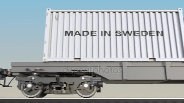 Ruchome pociąg towarowy i pojemniki z napisem Made In Sweden. Transport kolejowy. Klip Płynna pętla 4k — Wideo stockowe