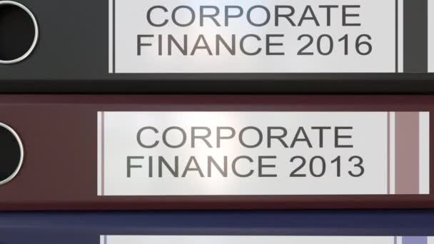 Vertikaler Stapel mehrfarbiger Büroordner mit Corporate Finance Tags verschiedener Jahre — Stockvideo