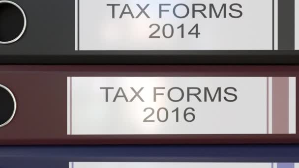 Вертикальная стопка многоцветных офисных папок с тегами налоговых форм разных лет — стоковое видео